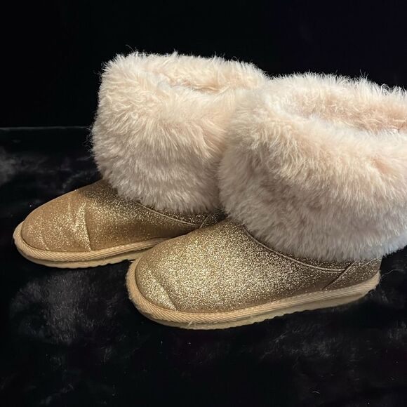 The Children’s Place Gold Glitter Chalet Boots - Picture 3 of 8